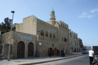 بسبب الأحوال الجويّة - نقل صلاة الجمعة من خيمة الاسعاف الى مسجد البحر 